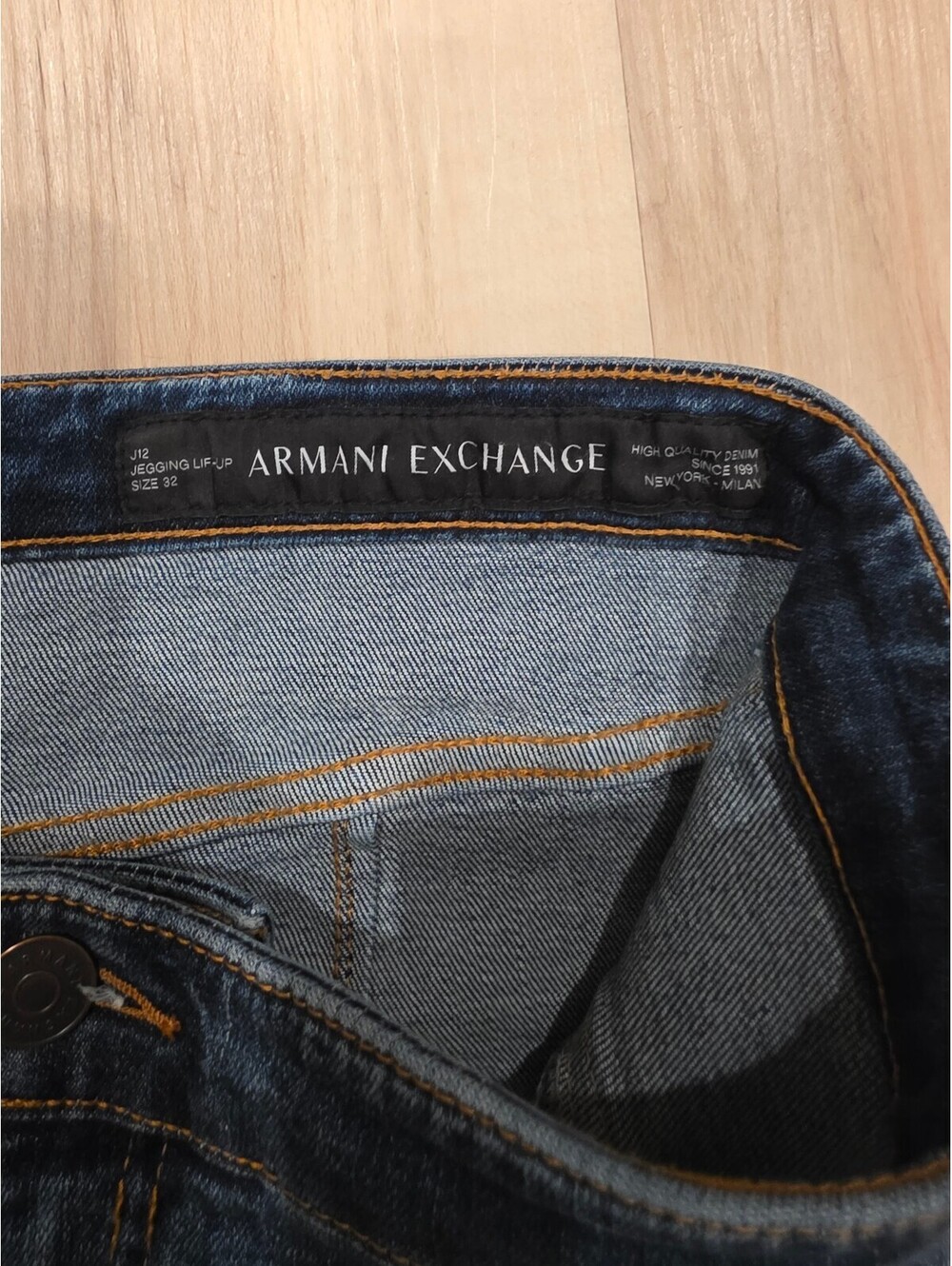 Armani Exchange Women's J12 “Jegging Lift-Up” jeans,Size 32 - Picture 4 of 9
